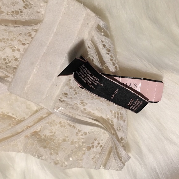 Victoria’s Secret | Very Sexy Deep V Lace Bralette - Picture 5 of 5
